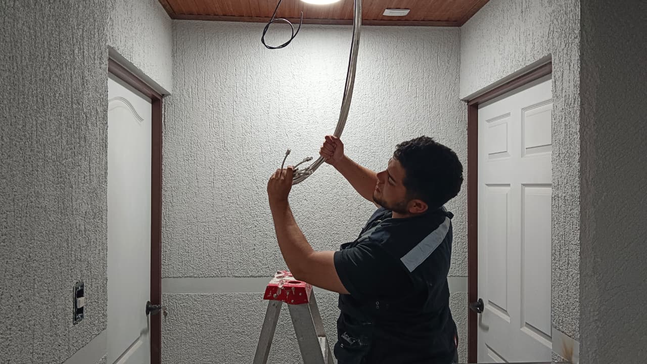 Instalación profesional de cámaras de seguridad CCTV en local comercial Arica - VINCENTI SpA