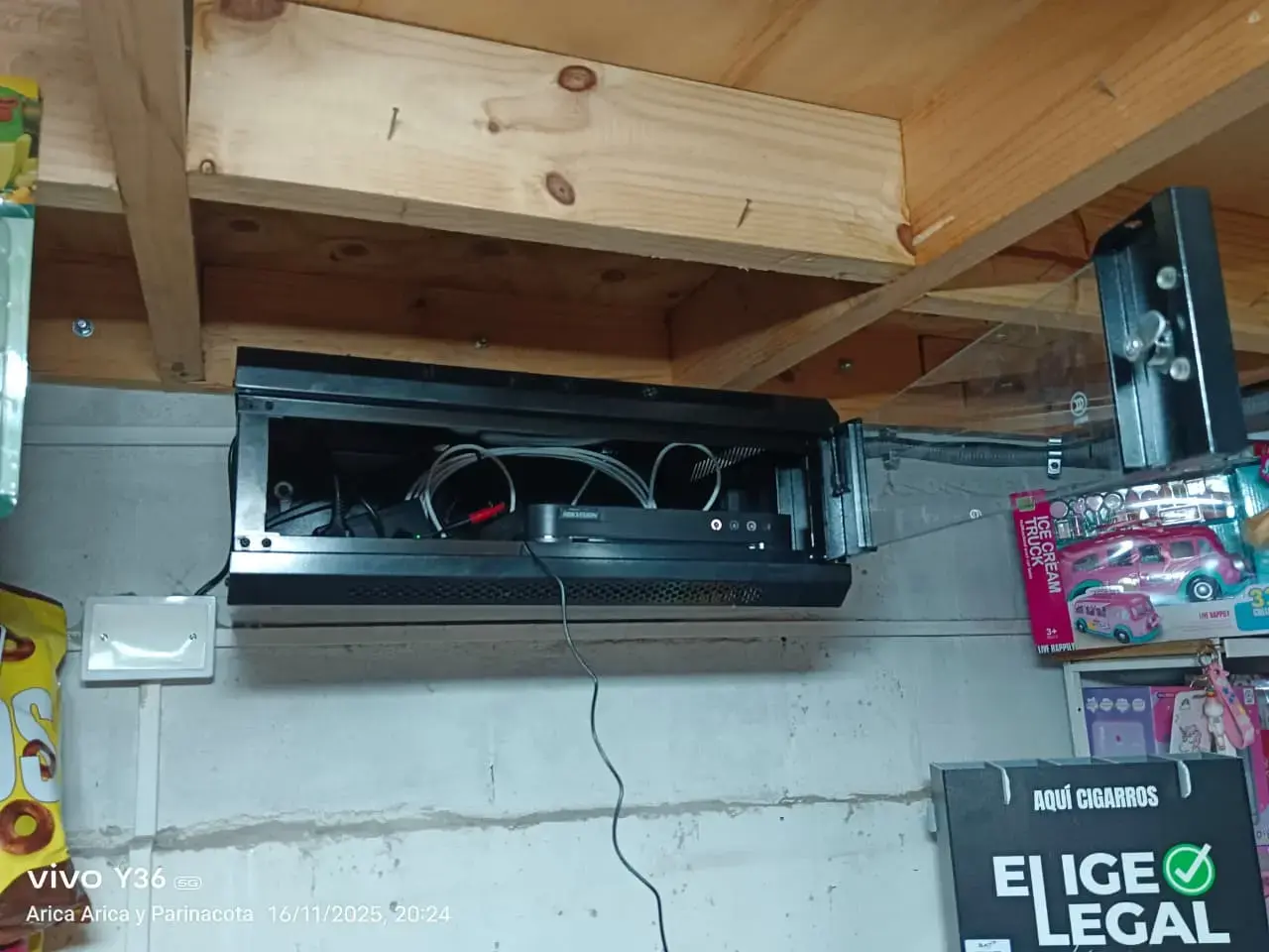 Instalación profesional de cámaras de seguridad CCTV 4K en tienda comercial de Arica realizada por VINCENTI SpA